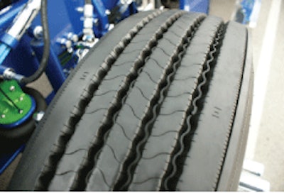Continental’s Visual Alignment Indicators show this HSL2 steer tire is wearing evenly on both sides, indicating proper alignment condition.
