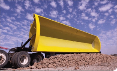 SmithCo’s side dump uses abrasion-resistant AR400 steel for the tub and T1 steel for the I-beam frame.
