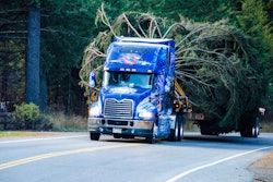 Mack-Pinnacle-hauling-Capitol-Christmas-tree