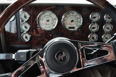 The 9900i’s retro gauge cluster is a nice throwback to the days before all-digital dashboards. The wood-trimmed center-mount dash features a touch a class that many owner-operators finding lacking today.
