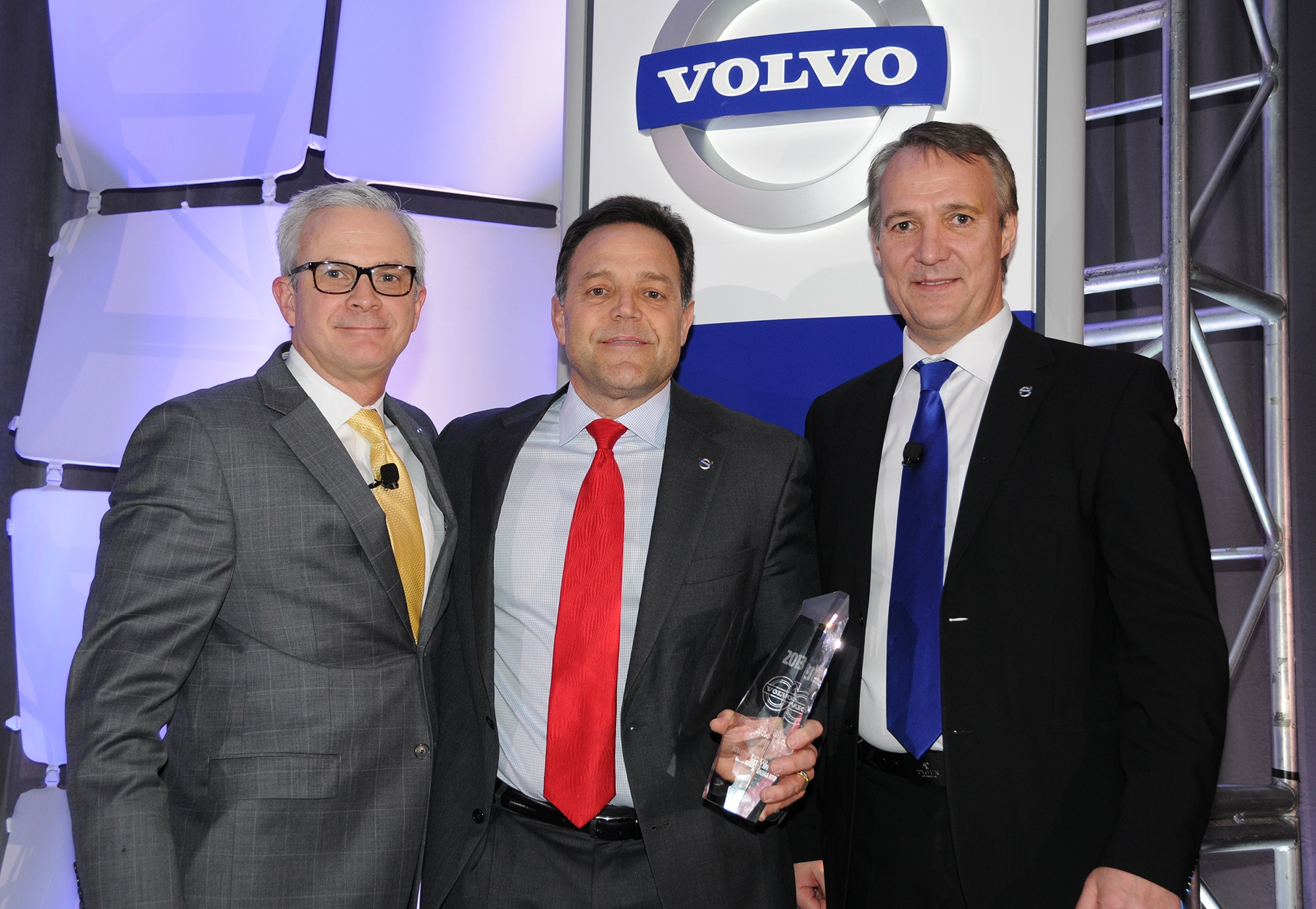 2013 Dealer of the Year_Volvo Trucks[1]
