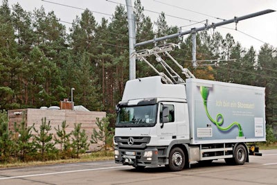 Once the diesel-electric hybrid truck has been maneuvered into an eHighway lane, a continuously-monitoring sensor in the truck’s nose detects the presence of the overhead power lines and automatically deploys a prong-shaped wand called a pantograph.