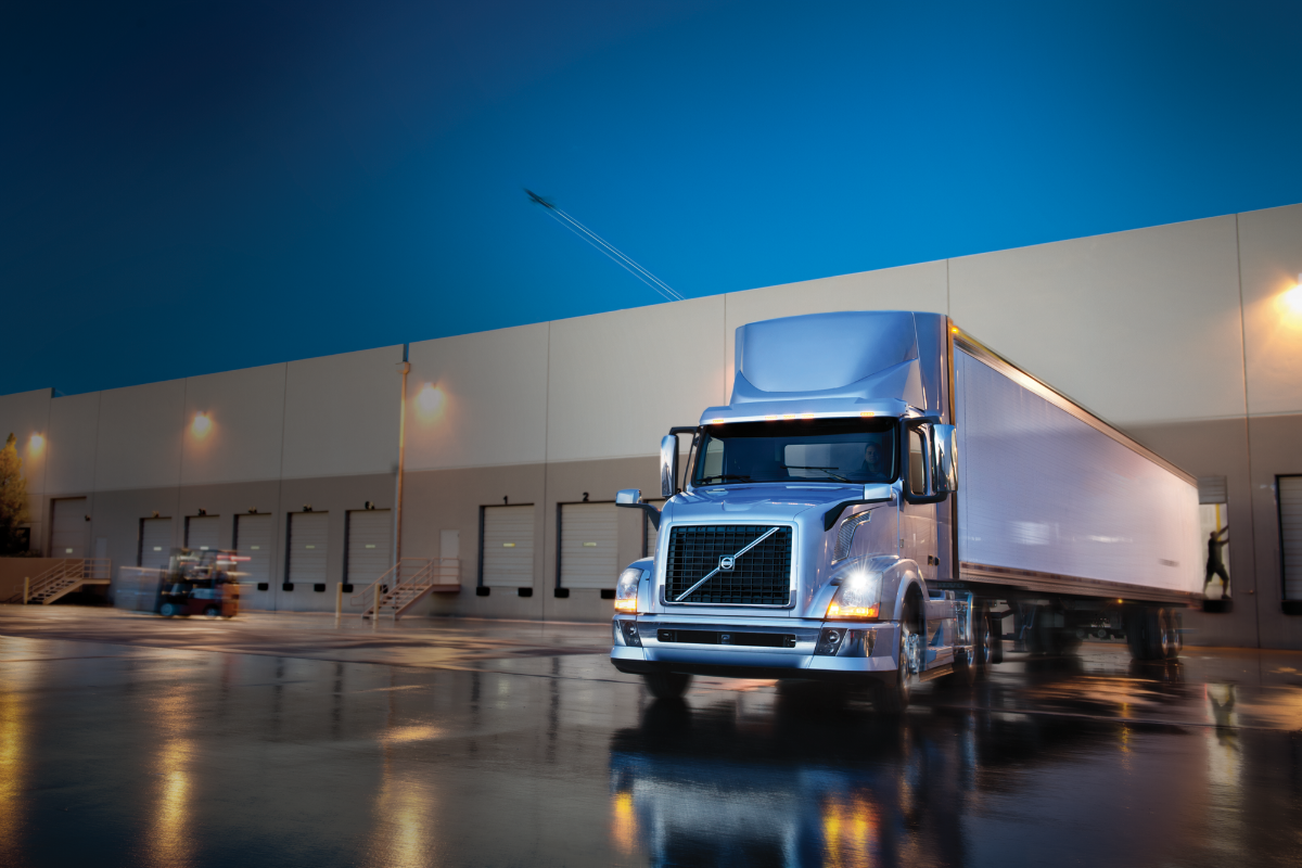 photo_vnl-daycab-at-dock