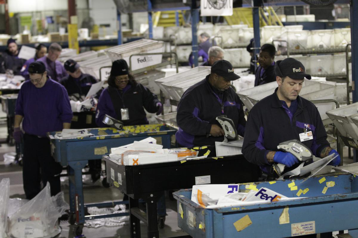 FedEx projects record holiday shipping season, plans to add 50,000