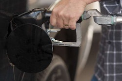 Filling gas tank_BWS1366