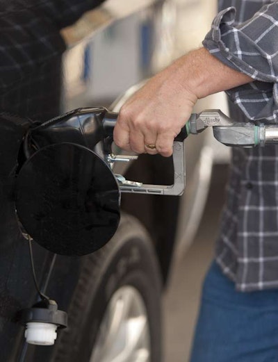 Filling gas tank_BWS1366