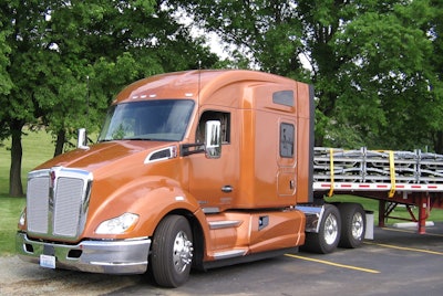 The new Kenworth 76-inch mid-roof sleeper is now available (as of June 26) for order with the company’s T680 and T880 models. Kenworth’s 76-inch mid-roof sleeper is optimized for liquid bulk tankers, flatbed haulers and other truck operators that prefer a lighter weight, more aerodynamic truck.