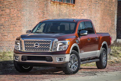 2017_Nissan_TITAN_Crew_Cab_02