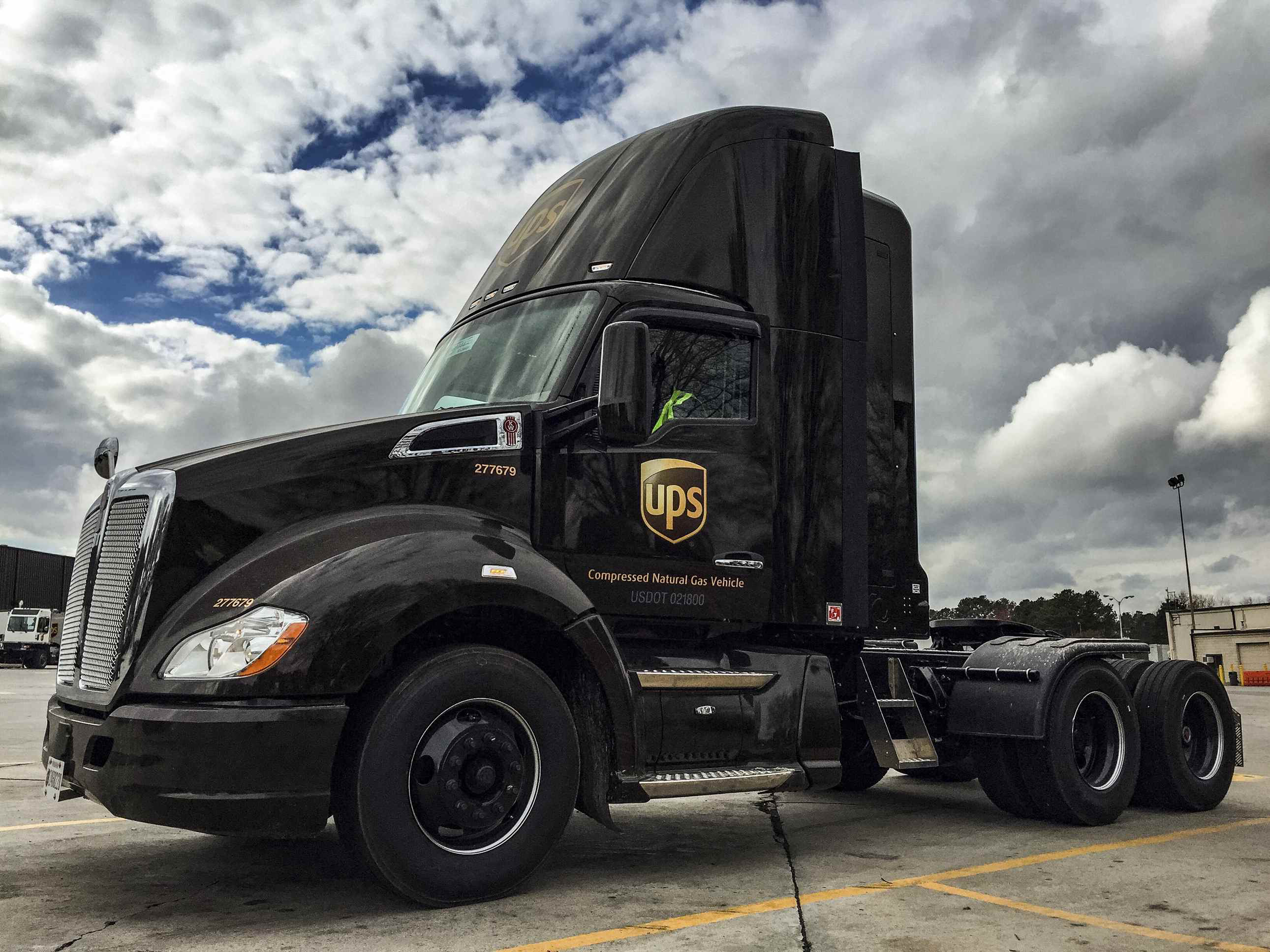 Ups Cng Tractor Trailer 1