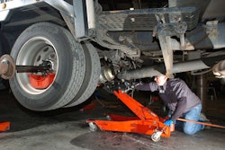 axle-repair-maintenance-technician20090730_0166