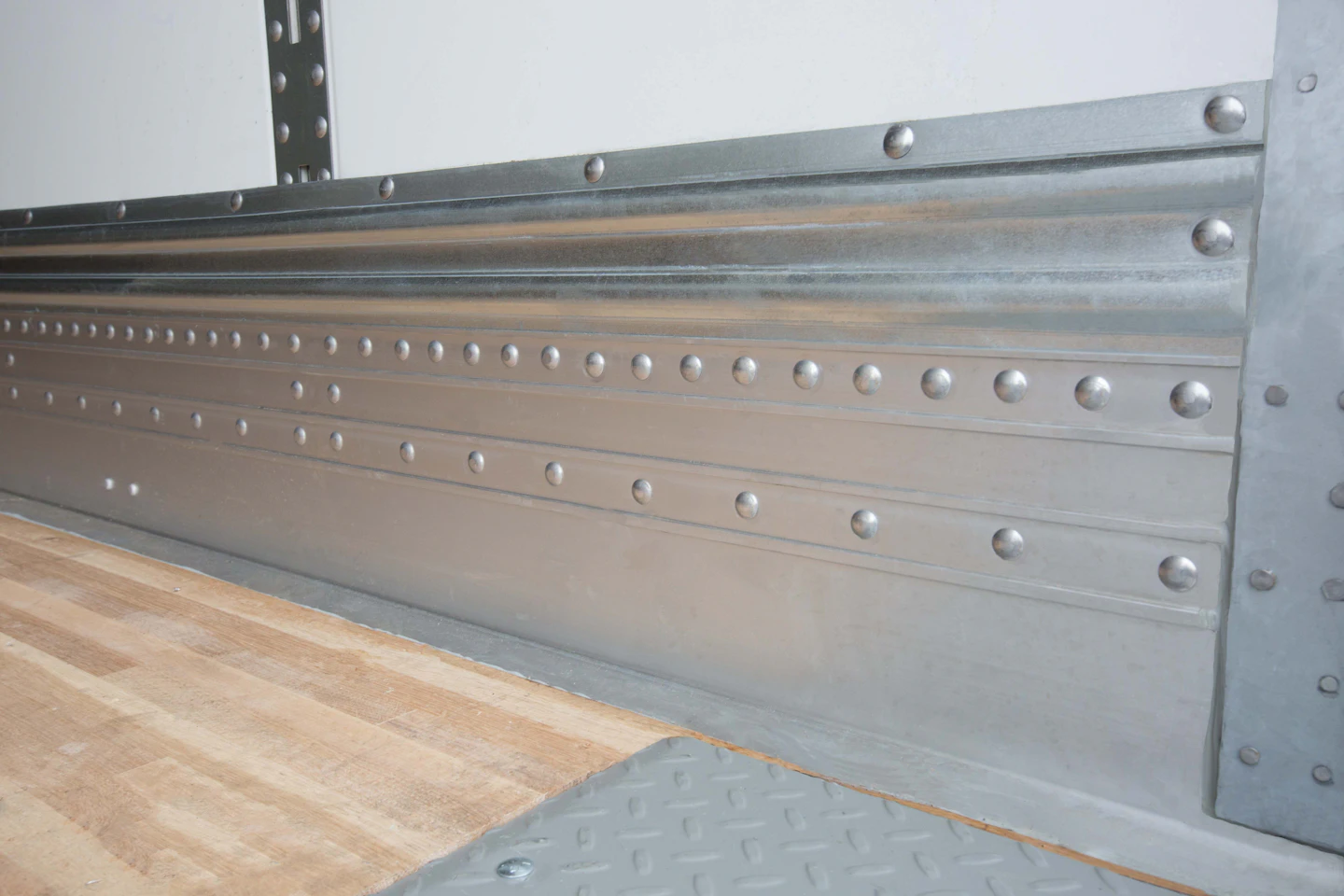 Trailer Scuff Stoughton enhances some trailer design features | Commerical Carrier ...