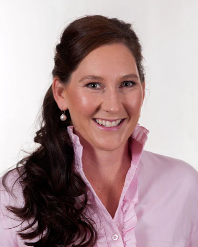 True to her “creature of the road” nature, Mabin currently roams Australia towing a custom designed trailer that acts first and foremost as her home-on-wheels but readily converts into a mobile photographic art gallery that she opens to the public along the way.