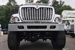 The Fabco FSD-20 pairs a smaller, offset carrier bowl with a 20,000 GCW rated axle to deliver a heavy duty solution that won’t raise cab height or sacrifice ground clearance. The FSD-20 is available as an option on the The International WorkStar 7400 and 7500 models.