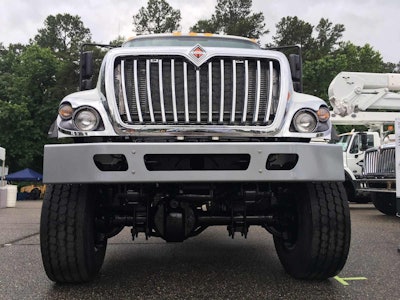 The Fabco FSD-20 pairs a smaller, offset carrier bowl with a 20,000 GCW rated axle to deliver a heavy duty solution that won’t raise cab height or sacrifice ground clearance. The FSD-20 is available as an option on the The International WorkStar 7400 and 7500 models.