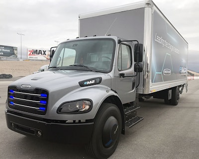 If not for the cool blue light glowing in the grille, and the splashy wrap-job touting its fossil fuel-free propulsion system, Freightliner’s eM2 looks mostly like its diesel counterpart.