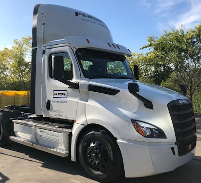Daimler Truck North America delivered the first two Freightliner eCascadia models to representatives from Penske Truck Leasing and NFI at a ceremony in Yountville, Calif.