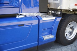 191007 – Mack Anthem Extended Chassis Fairings 2-2019-10-07-12-20