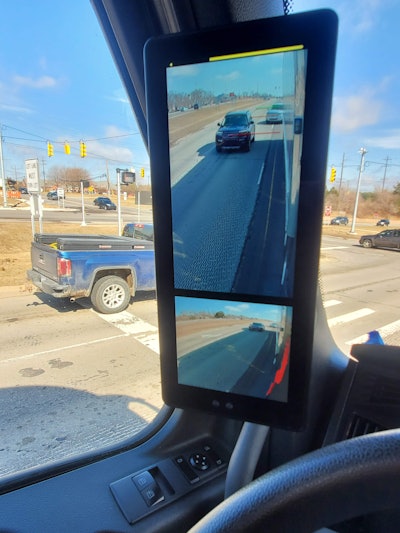 Distance markers in the monitor show the end of the trailer, 40 feet behind the trailer and 80 feet behind.