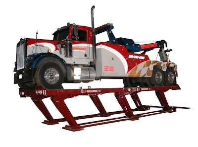 Mohawk’s sales manager Steve Perlstein explained that since a parallelogram lift rises up at angle it can provide more space for things like tech work areas and tool boxes.
