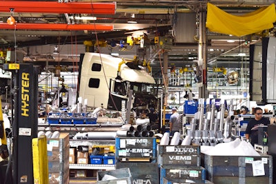 For 2020, FTR projects Class 8 factory shipments to total 194,300 — well below last year’s 349,053. The group forecasts the number to climb to 222,000 next year, 295,000 in 2022 and then to 348,000 in 2023.