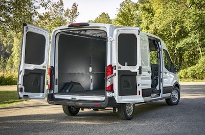 A new Parcel Delivery Package focuses on the needs of an industry seeing incredible growth. It builds on the improved walkthrough features made standard on 2021 Transit and adds 50/50 hinged rear doors featuring a wide 253-degree opening and full interior lighting to facilitate early morning and late evening deliveries.
