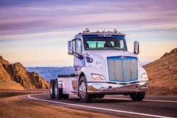 A Peterbilt 579EV and Kenworth T680 FCEV (fuel cell electric vehicle) became the first Class 8 trucks equipped with electric powertrains to climb Colorado’s famous and challenging Pikes Peak Highway.