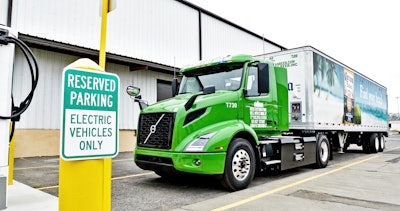 More electric truck history unfolds as the East Coast gets its first Volvo VNR Electric truck. Manhattan Beer Distributors received the truck at its Bronx facility in New York City.