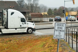 semi approaching stop light