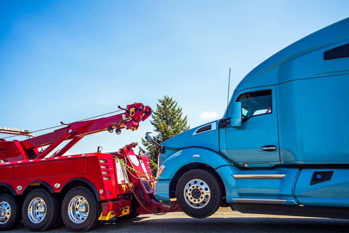 What to look for when hiring a heavy-duty towing service | Commercial  Carrier Journal