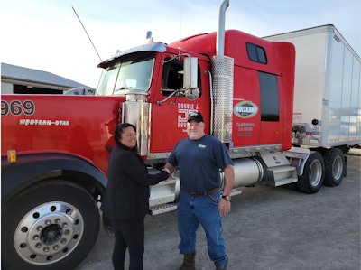 Driver shaking hands with Holtkamp transportation representative