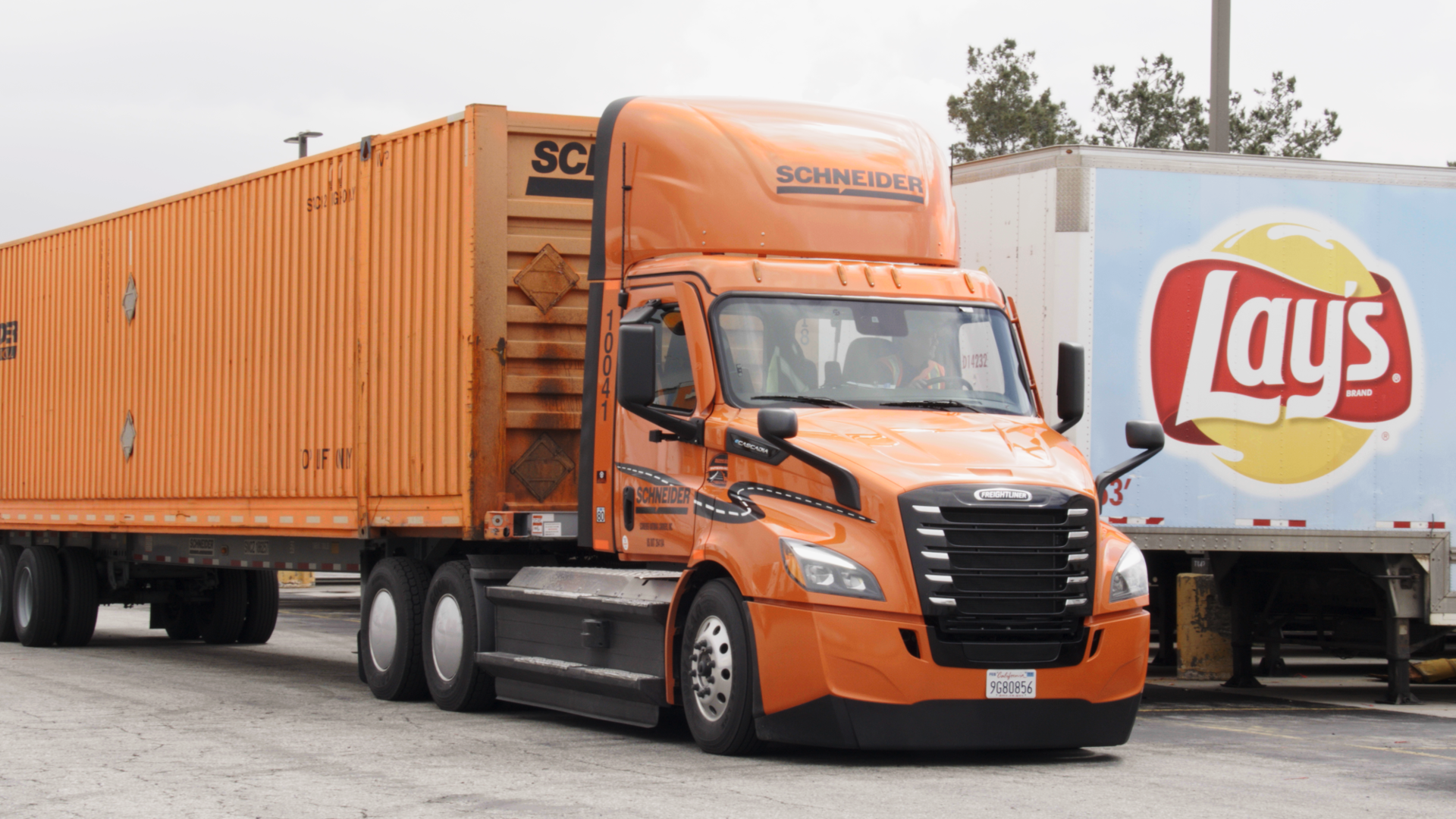 Schneider Freightliner eCascadia intermodal Frito-Lay