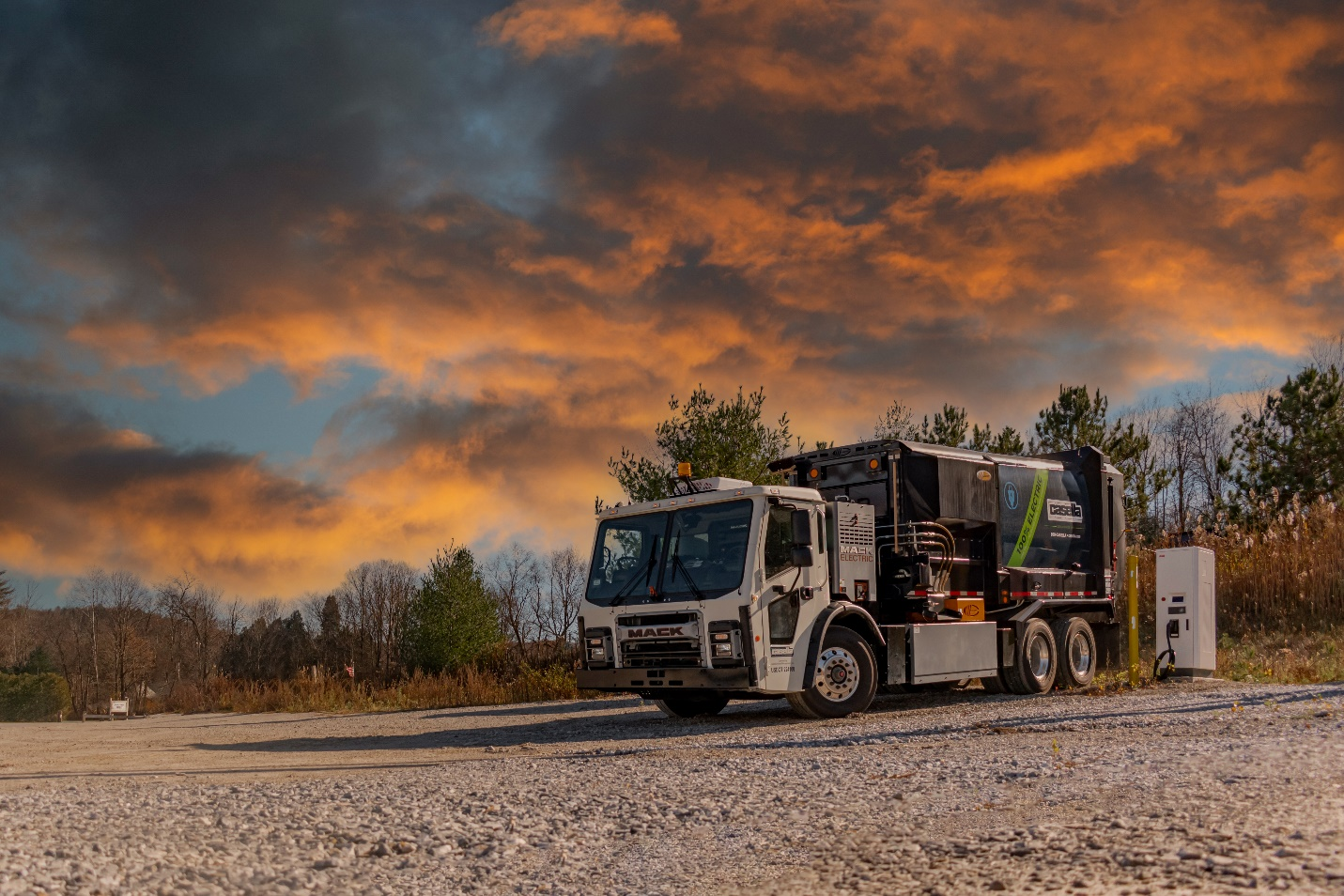 Mack LR Electric tractor