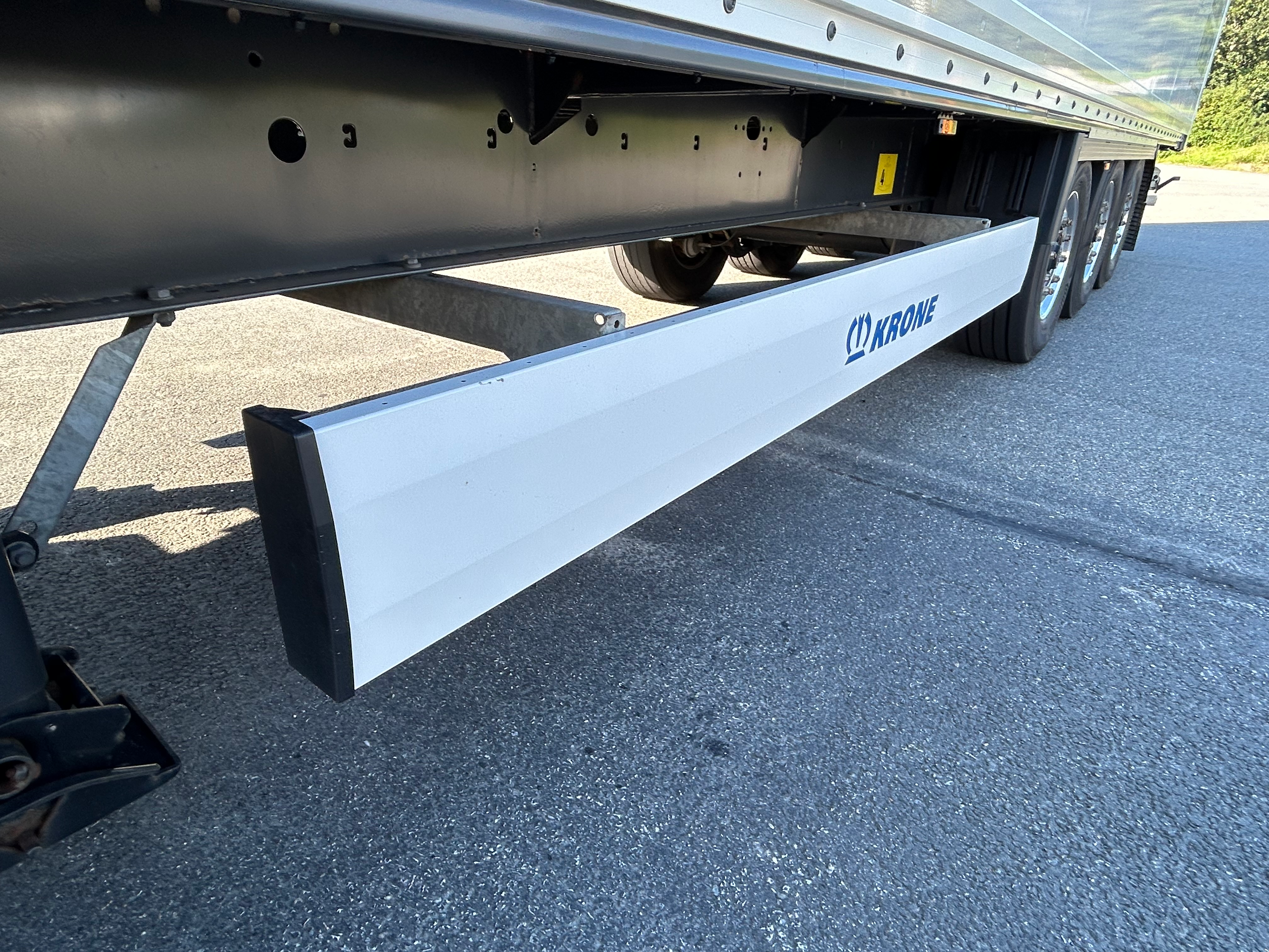 side underride guard on trailer