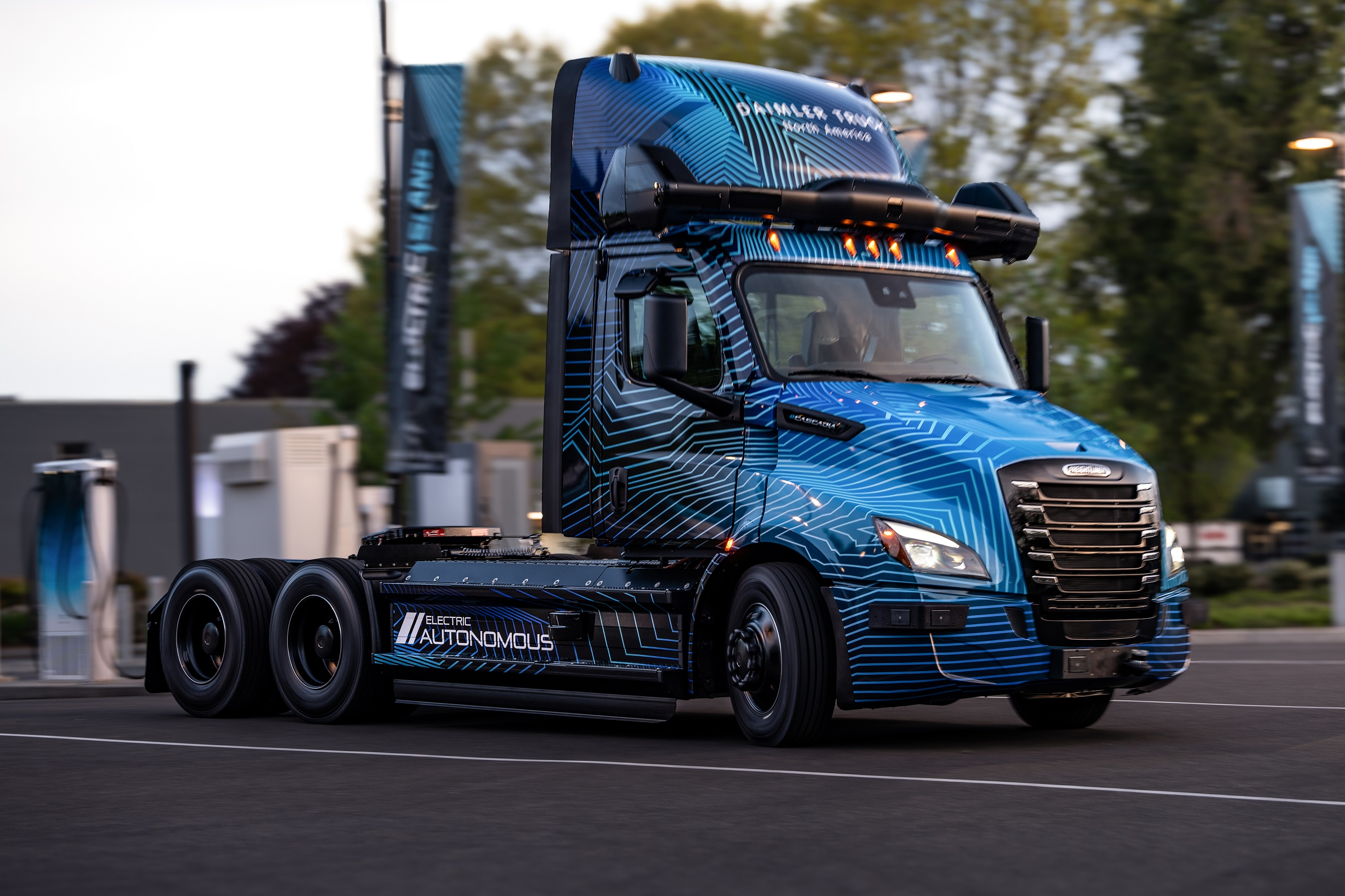 Freightliner Unveils Autonomous, Electric ECascadia | Commercial ...