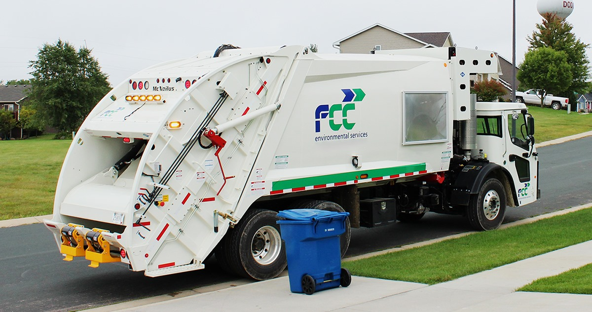 Refuse vehicle equipped with RNG fuel system