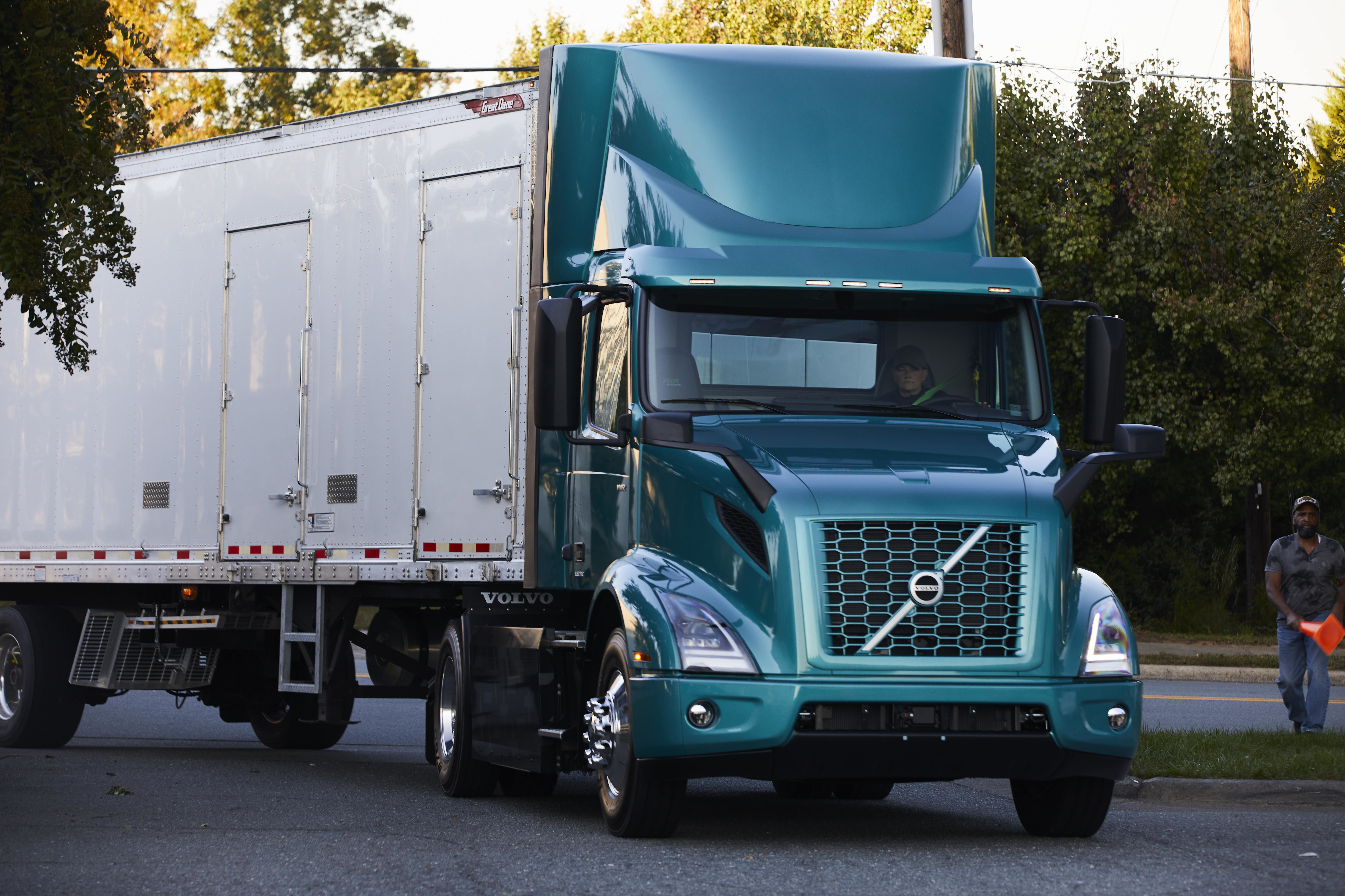 Volvo VNR Electric driving