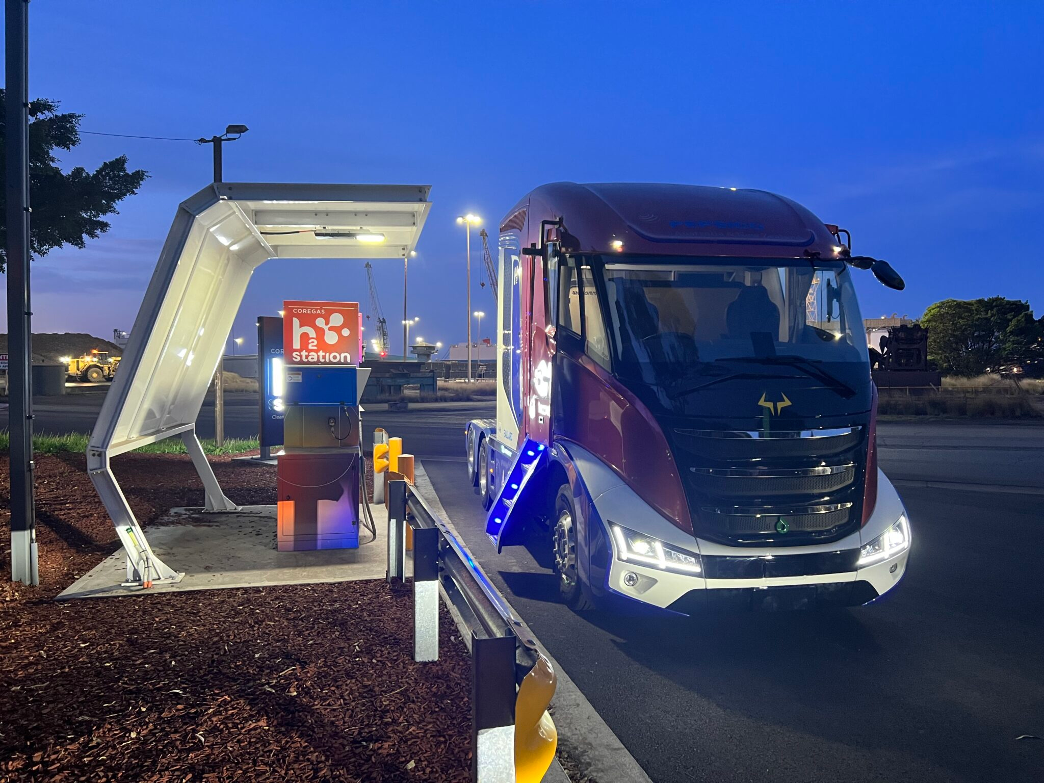 Pure Hydrogen's FCEV semi refueling.