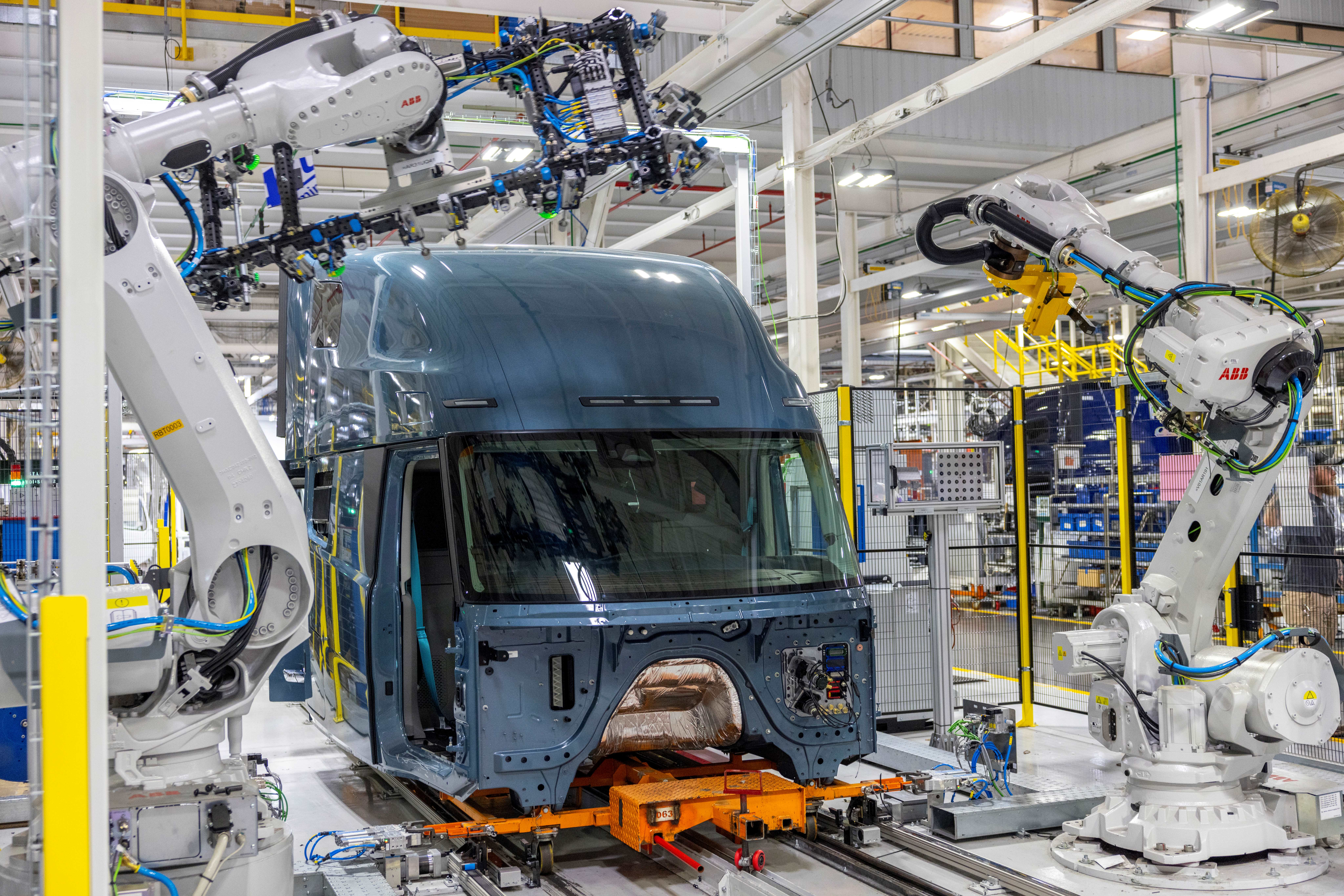 Volvo VNL begins series production
