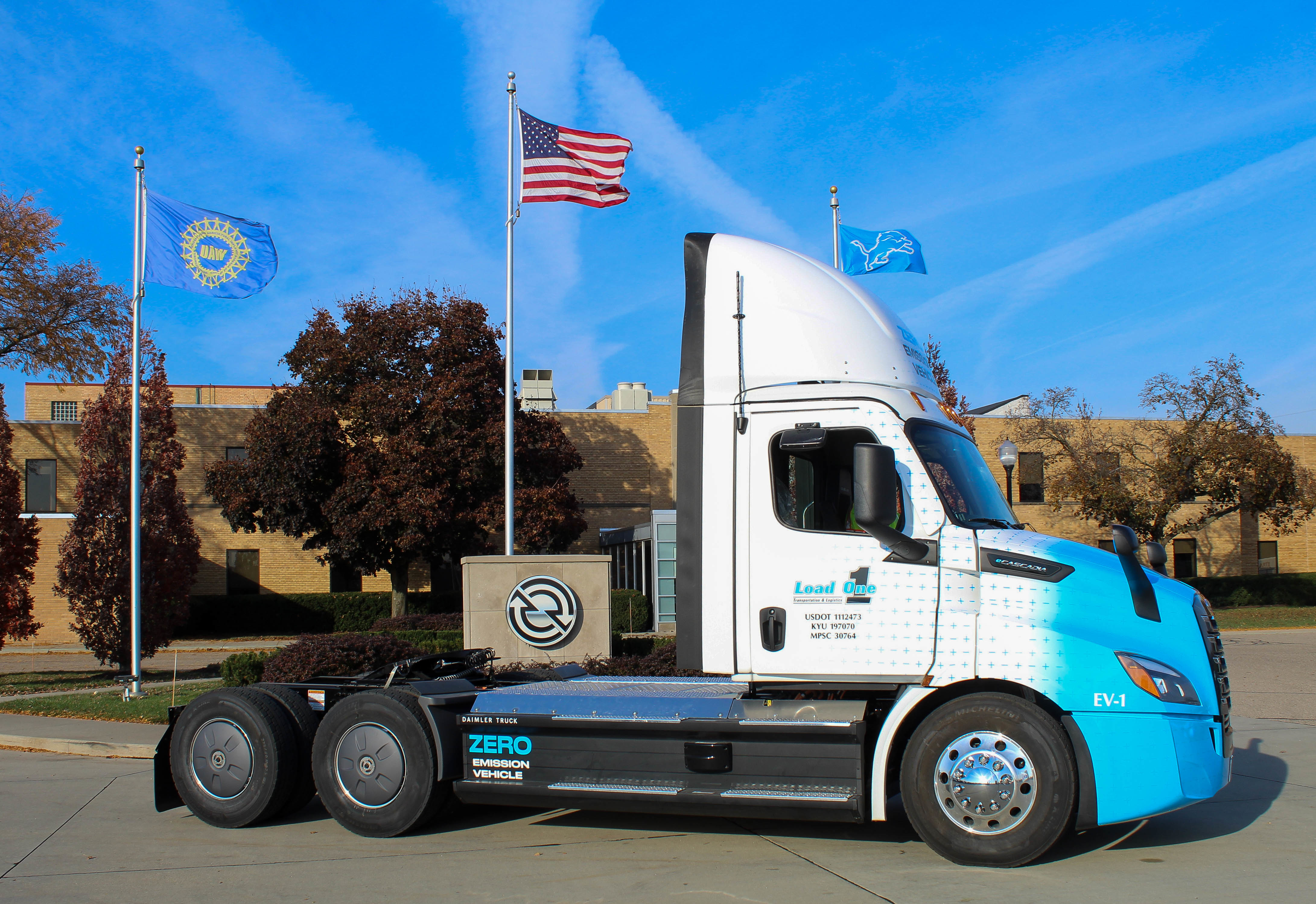 Freightliner eCascadia arrives in Detroit