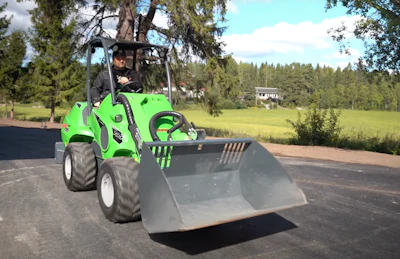 Avant 735 compact wheel loader with bucket