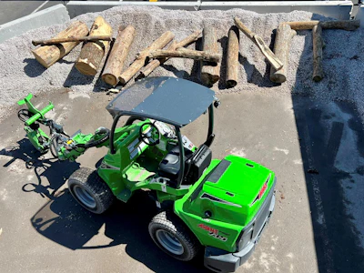 Avant 735 compact wheel loader on concrete pad