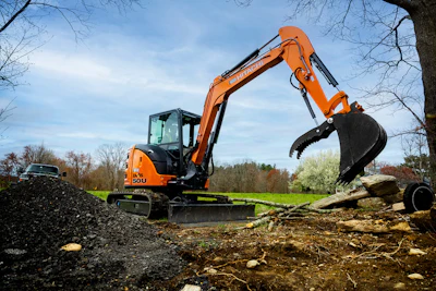 a hitachi ZAXIS-5N moving dirt