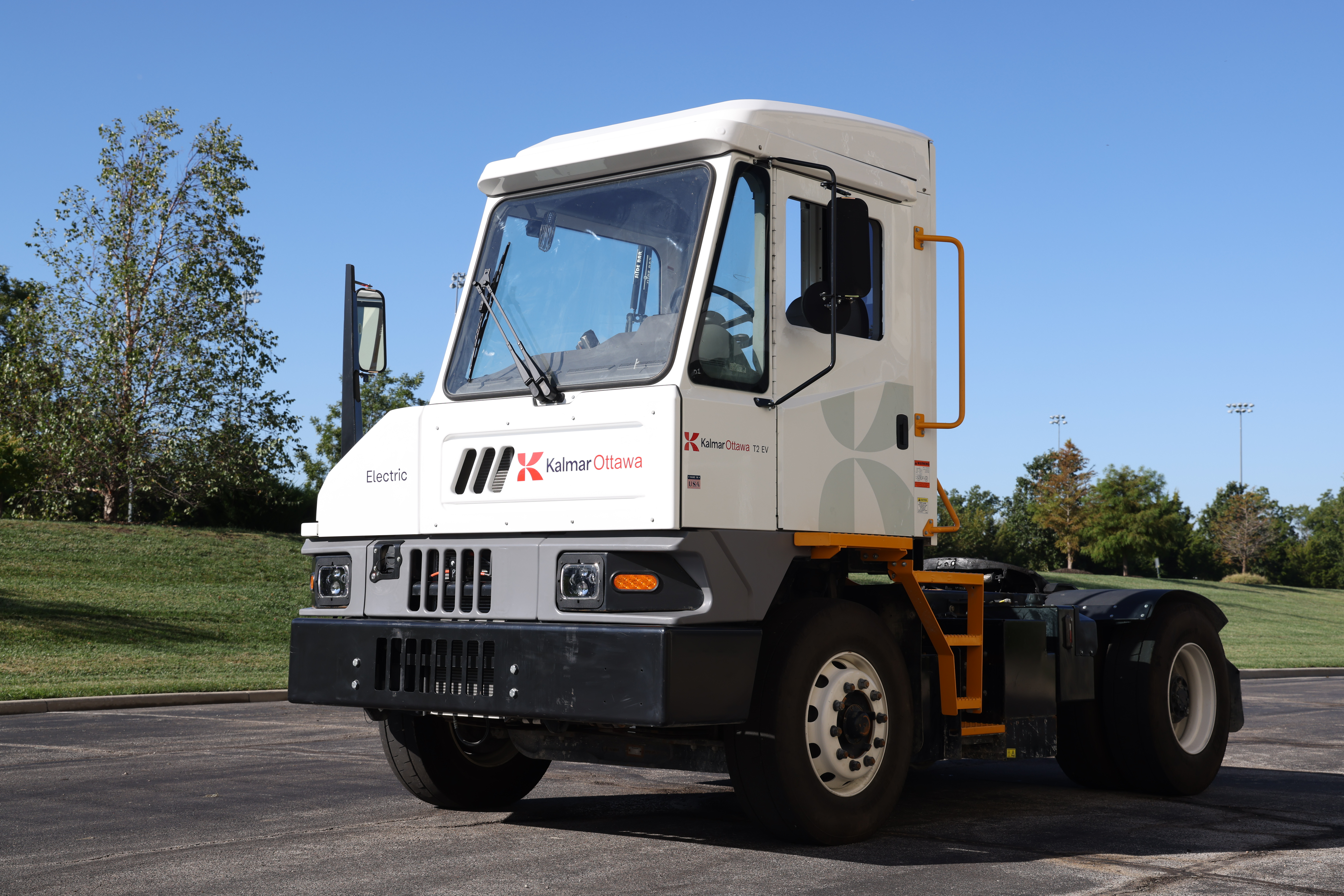 Kalmar Ottawa OT2 EV yard tractor
