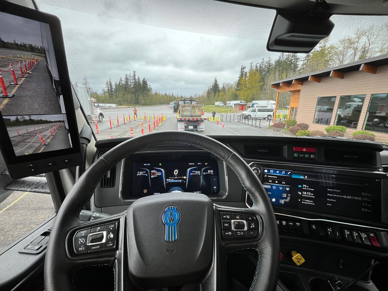 Kenworth updates T680E and debuts T880E electric trucks for fleets and ...