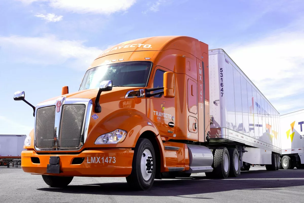 A Trayecto-owned Cummins X15N-powered Kenworth semi with Hexagon Agility fuel systems.