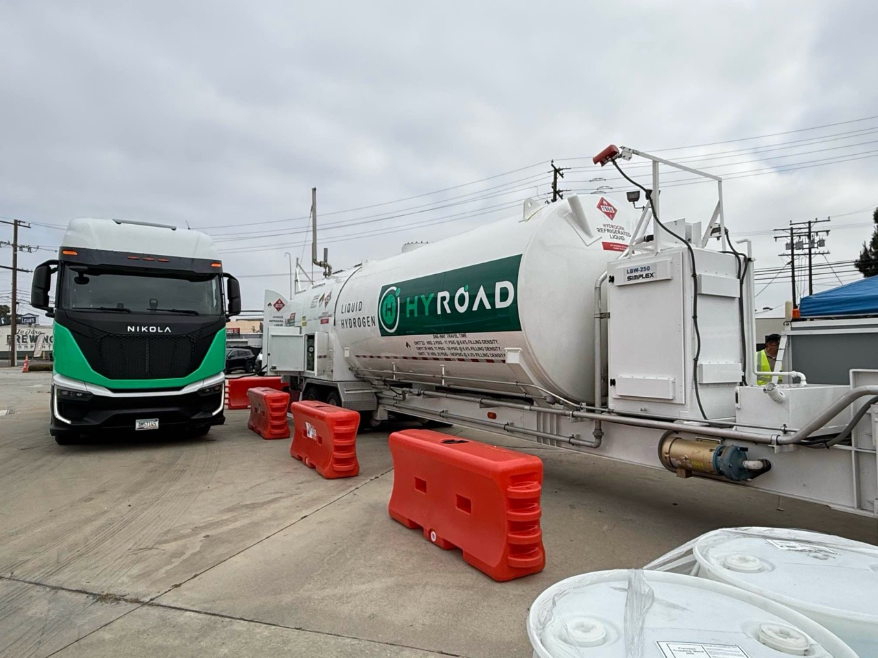 A Nikola Tre fuel cell electric (FCEV) semi-truck acquired by Hyroad Energy parked beside a mobile hydrogen refueling station in Southern California.